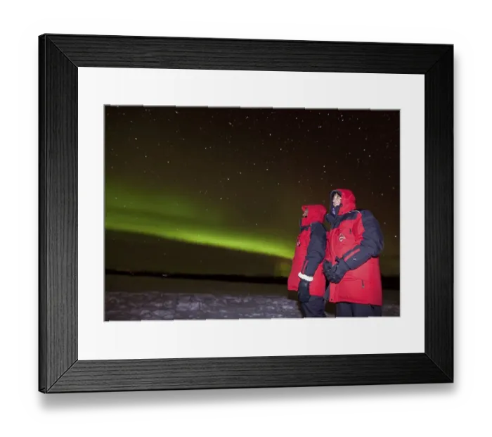 Framed Print : Couple, woman and man, watching green northern polar lights (Aurora borealis)