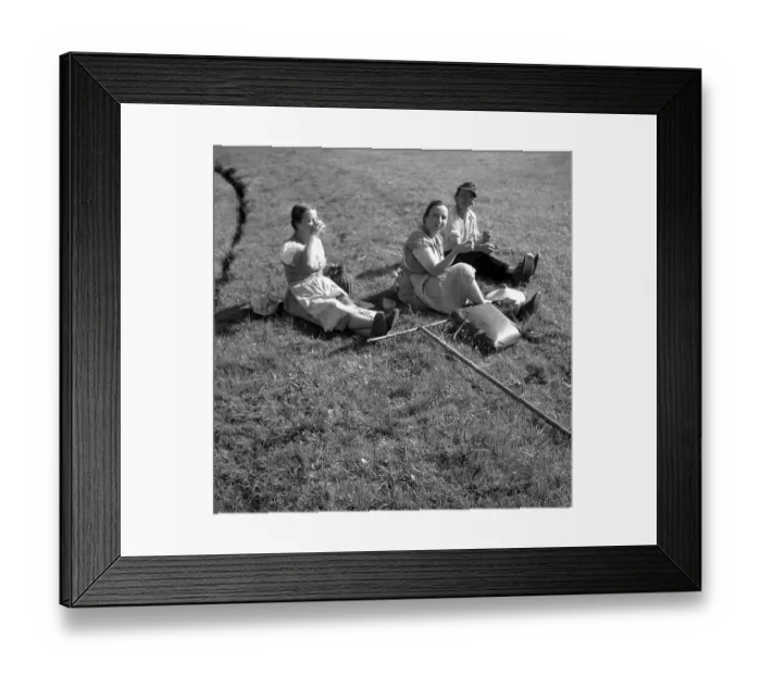 Framed Print : Field workers take a break, agriculture Framed Print : Field workers take a break, agriculture