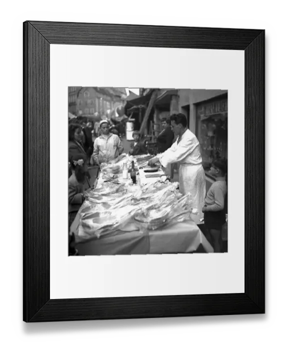 Framed Print : Frying pan salesman on a street in Freiburg