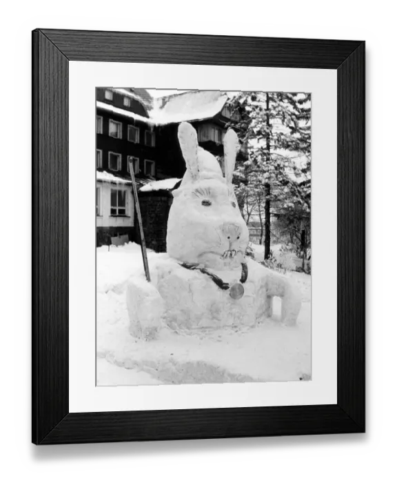 Framed Print : Ice sculpture in the form of a hare, ca Framed Print : Ice sculpture in the form of a hare, ca