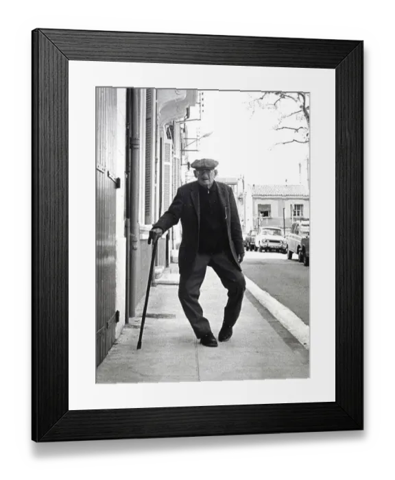 Framed Print : Old man with bow-legs, between 50s and 60s