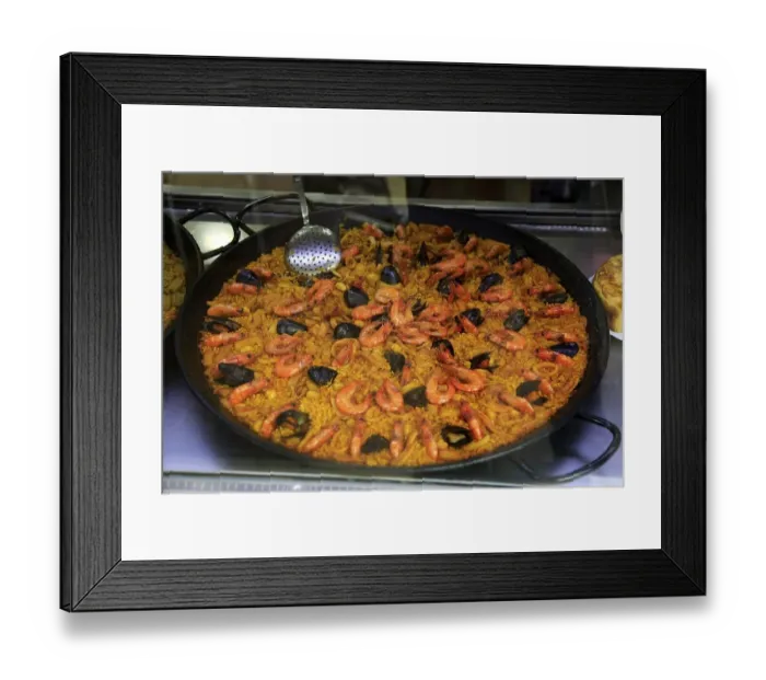 Framed Print : Large dish of freshly cooked seafood paella