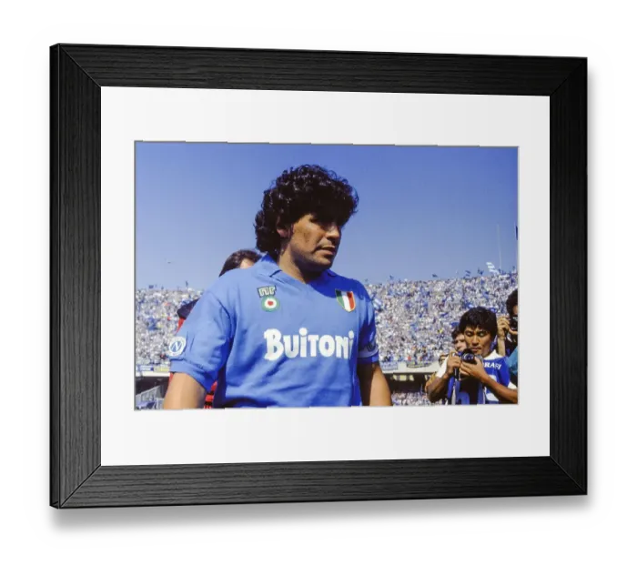 Framed Print : Diego Armando MARADONA (SSC Napoli) in front of kick-off