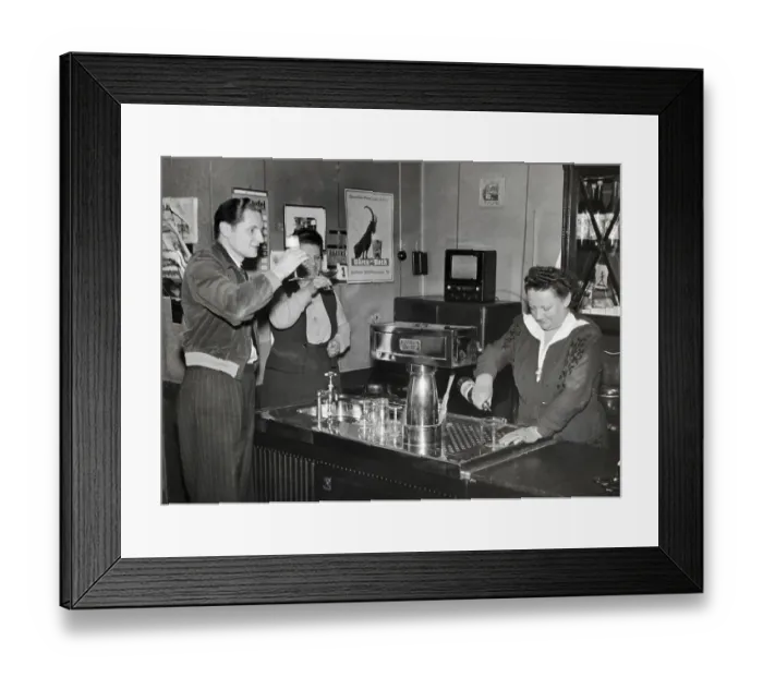 Framed Print : Innkeeper with guests, pub in the 1950s