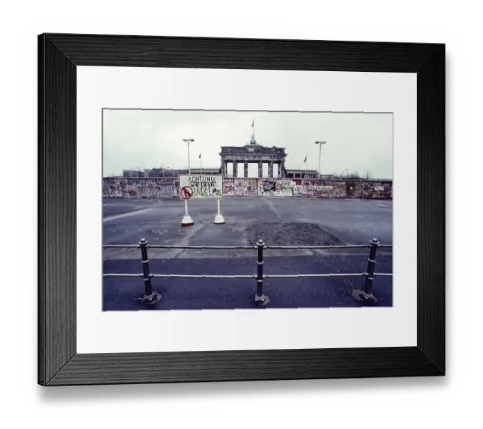 Framed Print : The wall in front of the Brandenburger Tor in the year 1989 Framed Print : The wall in front of the Brandenburger Tor in the year 1989