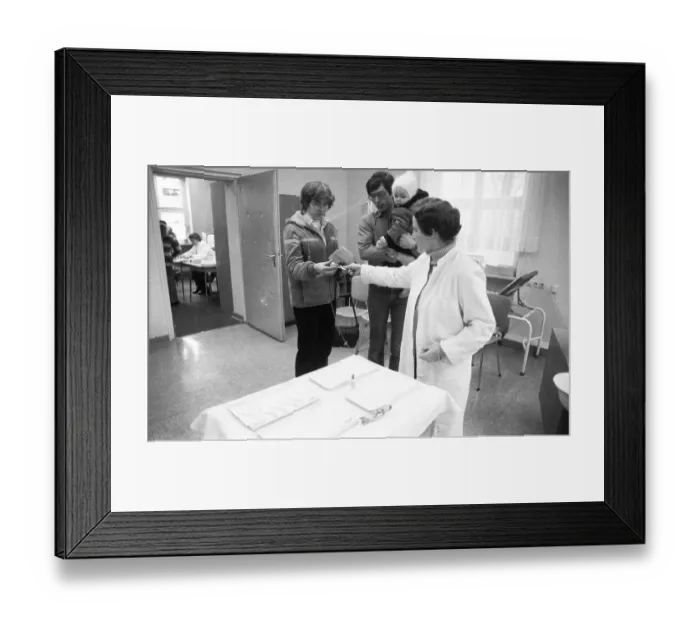 Framed Print : Oral polio vaccination (childhood immunisation) on 28