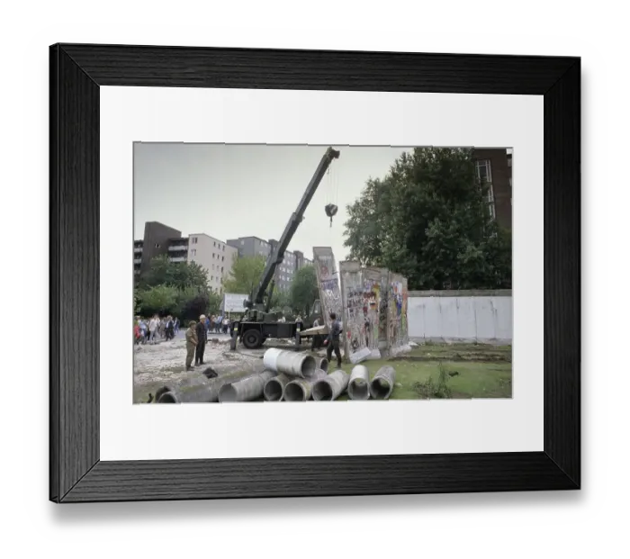 Framed Print : Fall of the Berlin Wall: demolition of the Wall in Berlin- Kreuzberg