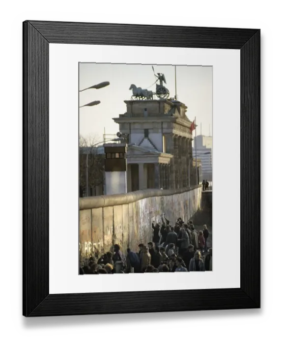 Framed Print : Fall of the Berlin Wall: people chiselling pieces off the Wall at the Brandenburg Gate (Mauerspecht)