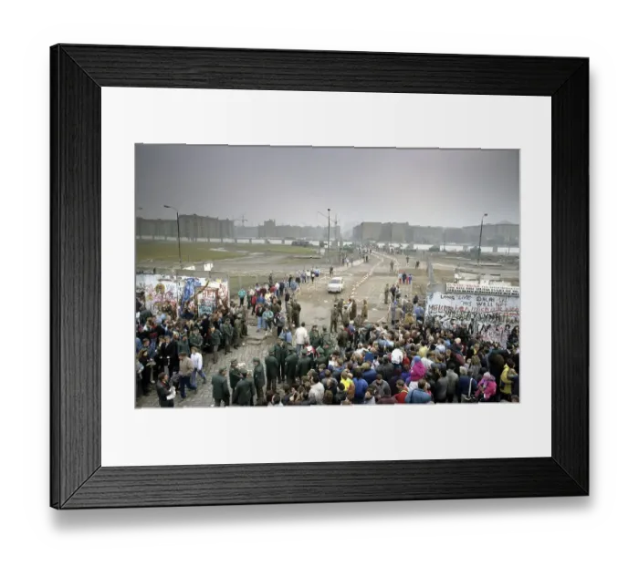 Framed Print : Fall of the Berlin Wall: cars and pedestrians are crossing the temporary border crossing at Potsdam Square