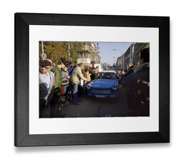 Framed Print : Fall of the Berlin Wall: at the border crossing Invalidenstrasse cars from East Berlin are greeted