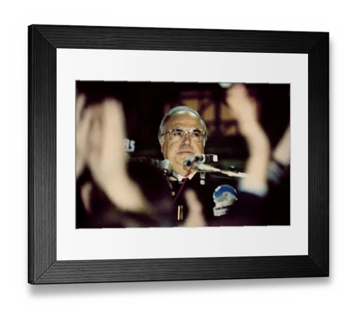 Framed Print : Fall of the Berlin Wall, Helmut Kohl speaking on 10th November Framed Print : Fall of the Berlin Wall, Helmut Kohl speaking on 10th November
