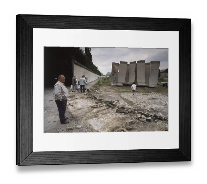Framed Print : Fall of the Berlin wall, residents observing the demolition of the Wall in Berlin-Kreuzberg Framed Print : Fall of the Berlin wall, residents observing the demolition of the Wall in Berlin-Kreuzberg