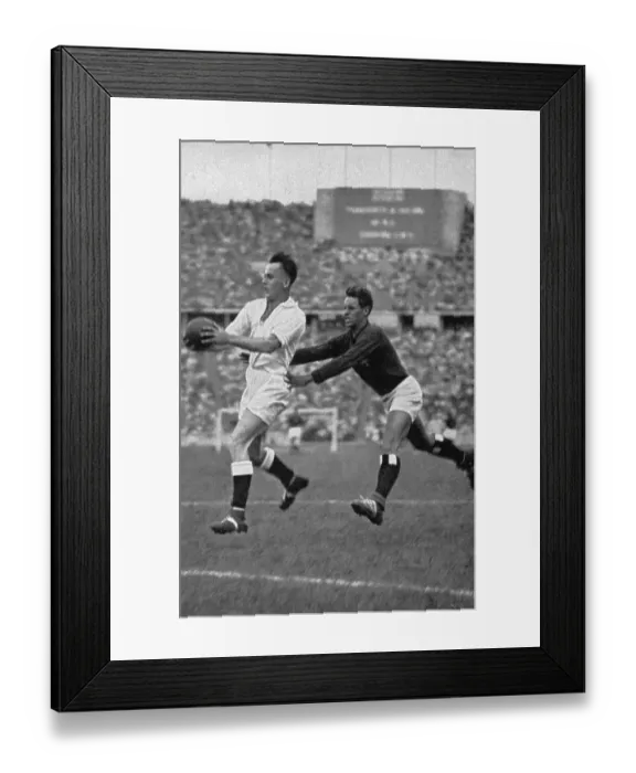 Framed Print : Handball, handball player in a fast run Framed Print : Handball, handball player in a fast run