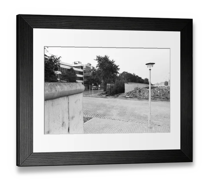 Framed Print : Remains of the Berlin Wall at Strelitzer Strasse road Framed Print : Remains of the Berlin Wall at Strelitzer Strasse road