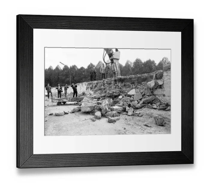 Framed Print : The start of the demolition of the Berlin Wall at the Brandenburg Gate Framed Print : The start of the demolition of the Berlin Wall at the Brandenburg Gate