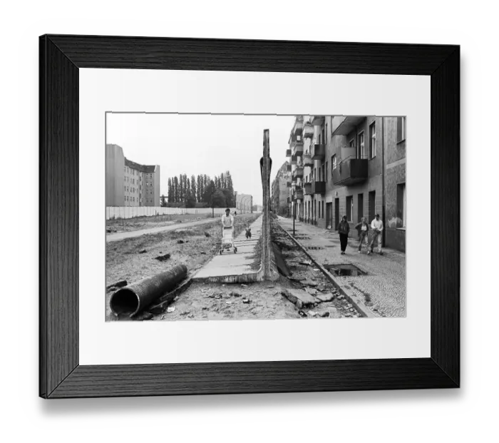 Framed Print : Remains of the Berlin Wall between Neukoelln Framed Print : Remains of the Berlin Wall between Neukoelln