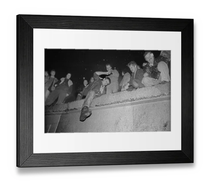 Framed Print : GDR, Berlin, 22. 12. 1989, opening of the Brandenburg Gate (the Wall is opened at the Brandenburg Gate)