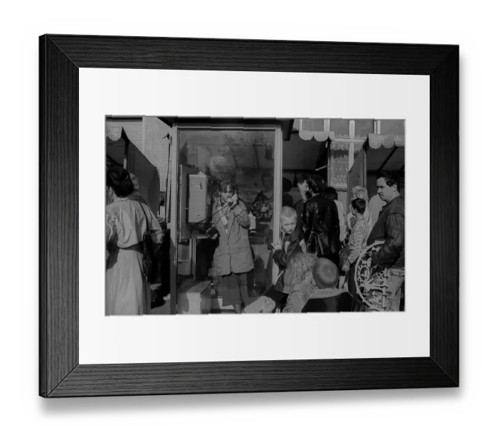 Framed Print : GDR, Berlin, 9.10.1989, telephone box in Friedrichshain (Schwibbogen) Framed Print : GDR, Berlin, 9.10.1989, telephone box in Friedrichshain (Schwibbogen)