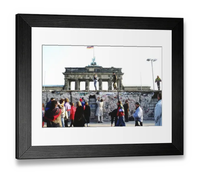 Framed Print : Tourists at the Berlin Wall and Brandenburg Gate Framed Print : Tourists at the Berlin Wall and Brandenburg Gate
