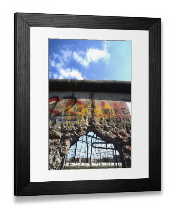 Framed Print : Tourists at the Berlin Wall and Brandenburg Gate