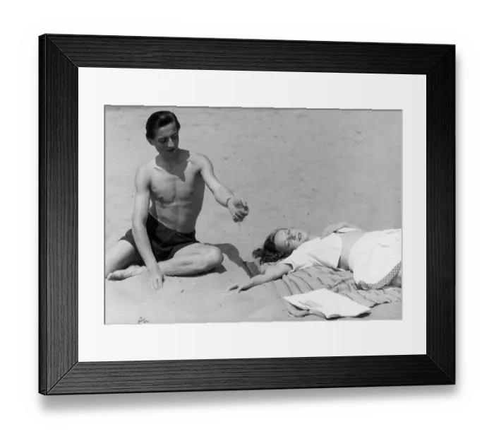 Framed Print : Historic photograph, couple at the beach Framed Print : Historic photograph, couple at the beach