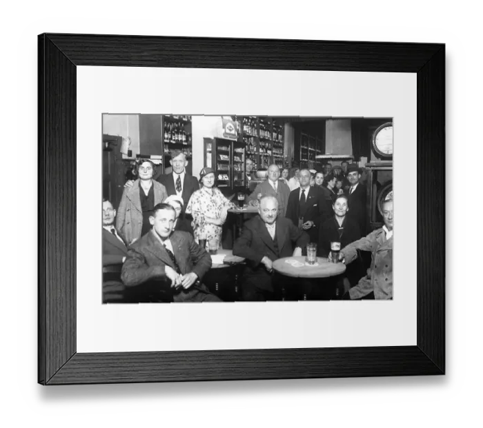 Framed Print : Historic photo, guests in pub, around 1915