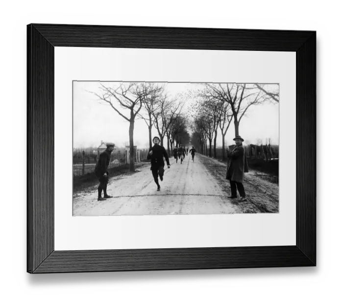 Framed Print : Historic photo, marathon runner arriving at the finish line Framed Print : Historic photo, marathon runner arriving at the finish line