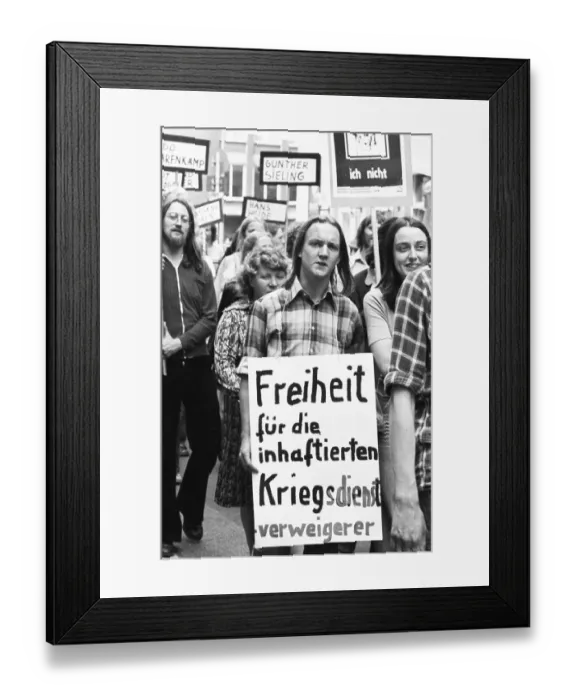 Framed Print : Conscientious objectors demonstrated against the reform of the SPD Defence Minister Georg Leber in Essen
