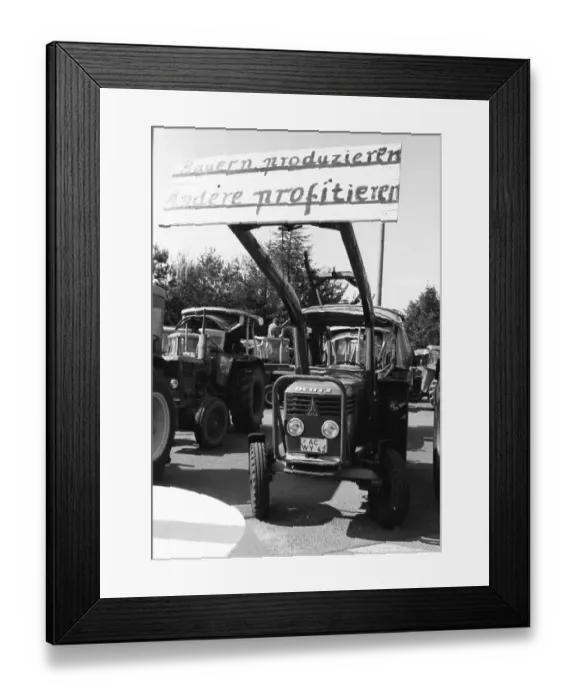 Framed Print : Farmers marched with their tractors to a protest in Aachen on 17 Framed Print : Farmers marched with their tractors to a protest in Aachen on 17