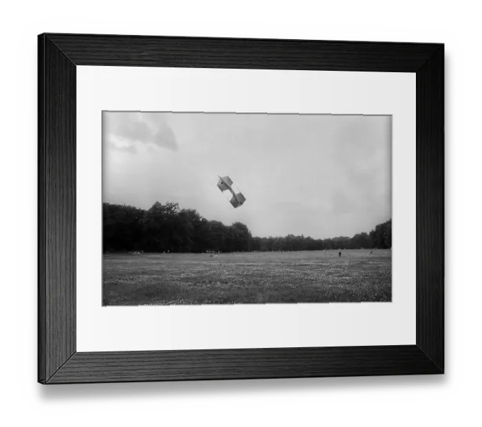 Framed Print : Germany, Berlin, 27.06.1991, flying a kite in Treptower Park Framed Print : Germany, Berlin, 27.06.1991, flying a kite in Treptower Park