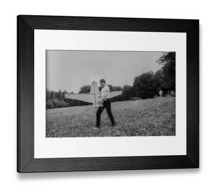 Framed Print : Germany, Berlin, 27.06.1991, flying a kite in Treptower Park