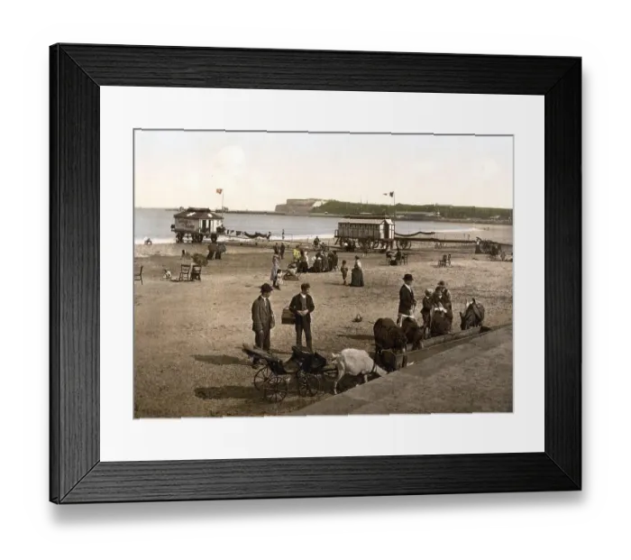 Framed Print : Der Strand im Hafen von Weymouth mit Nothe Fort in der Ferne