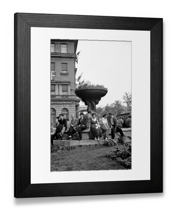 Framed Print : Guests of the Leipziger Messe in front of the Ringmessehaus