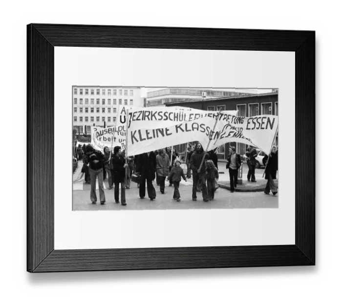Framed Print : Several hundred apprentices