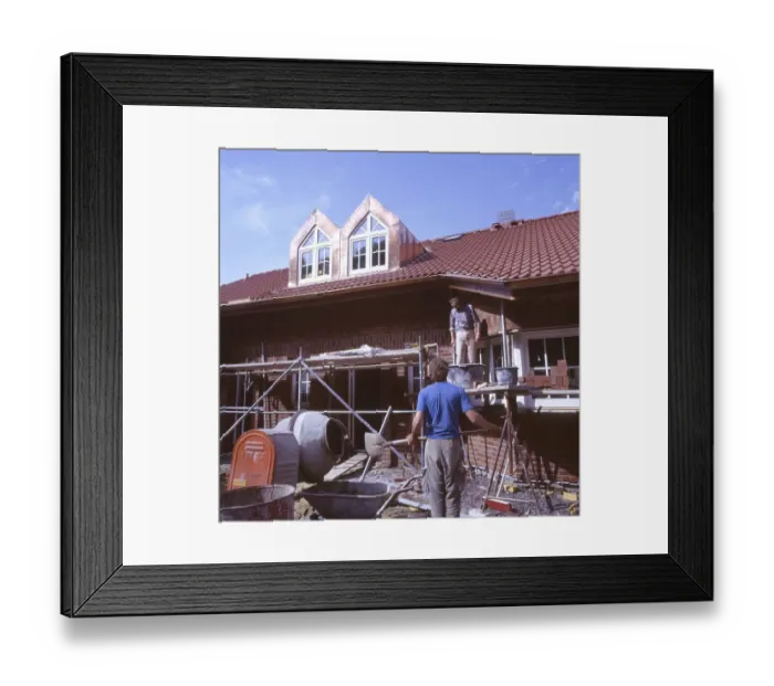 Framed Print : Craftsmen, here on 11.8.1992 in Iserlohn covering the roof and other finishing stages of the shell