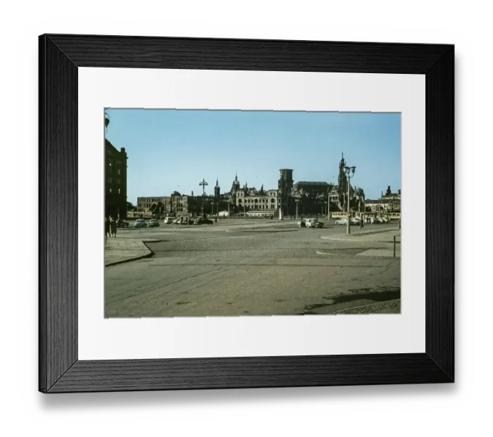 Framed Print : With a view of the ruins of Taschenbergpalais Framed Print : With a view of the ruins of Taschenbergpalais