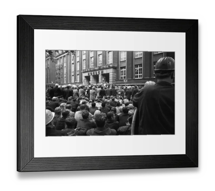 Framed Print : With a siege and temporary occupation of the Hoesch AG headquarters on 11 Framed Print : With a siege and temporary occupation of the Hoesch AG headquarters on 11