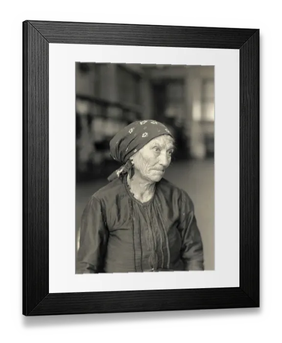 Framed Print : Italian immigrants, old woman in Ellis Island Framed Print : Italian immigrants, old woman in Ellis Island
