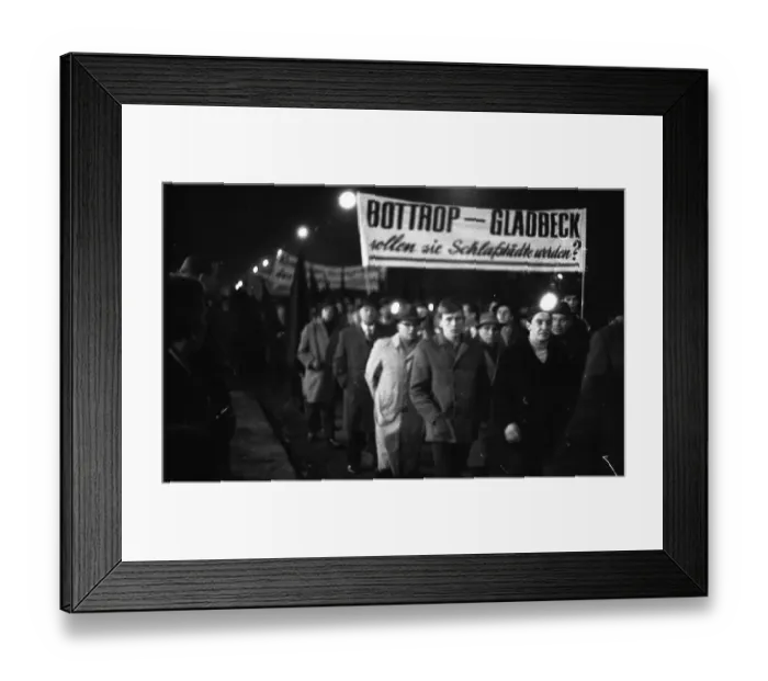 Framed Print : Miners and employees of the Moeller-Rheinbaben colliery in Bottrop