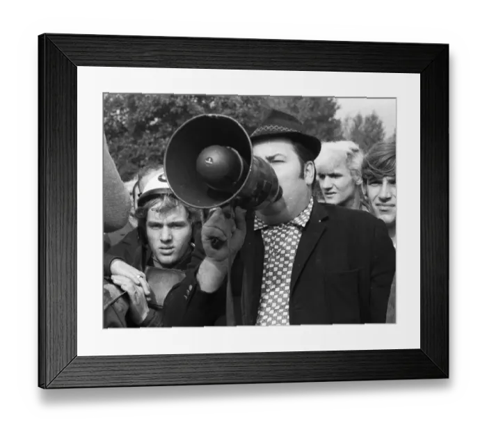 Framed Print : The spontaneous strike, here on 10