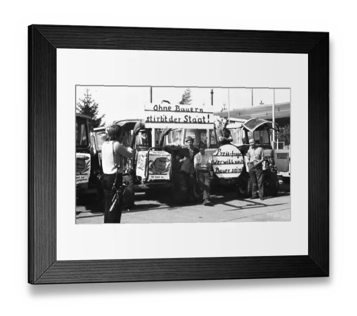 Framed Print : Farmers marched with their tractors to a protest in Aachen on 17 Framed Print : Farmers marched with their tractors to a protest in Aachen on 17