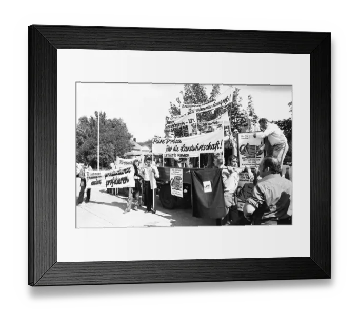 Framed Print : Farmers marched with their tractors to a protest in Aachen on 17 Framed Print : Farmers marched with their tractors to a protest in Aachen on 17