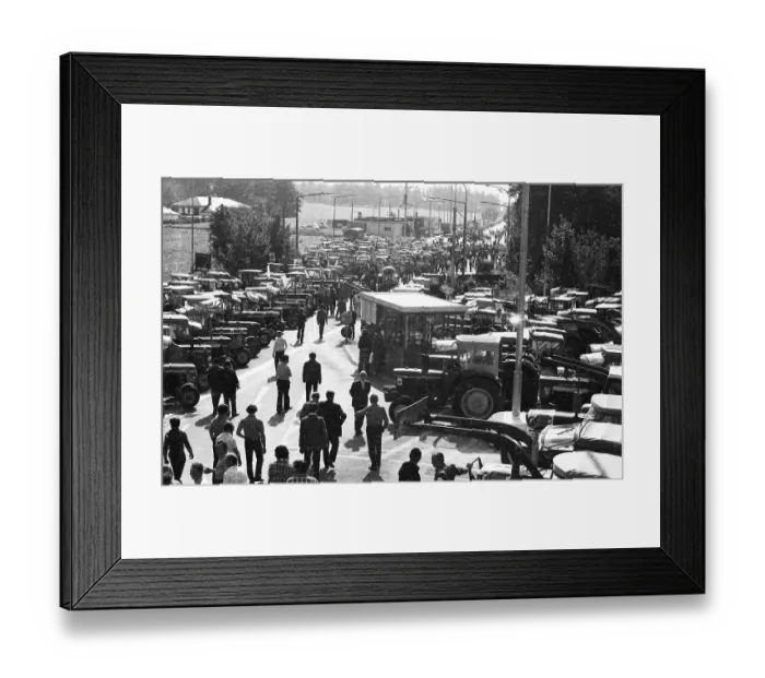 Framed Print : Farmers marched with their tractors to a protest in Aachen on 17 Framed Print : Farmers marched with their tractors to a protest in Aachen on 17