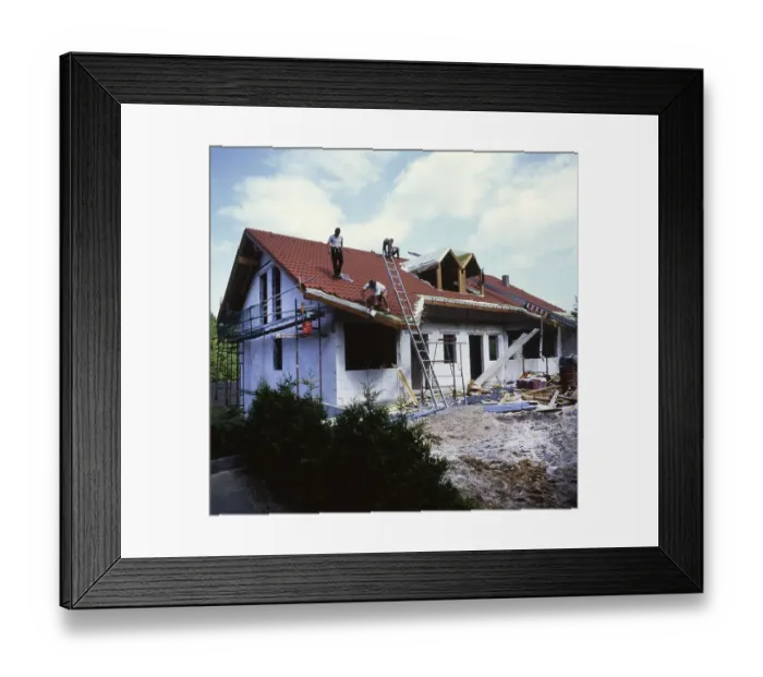 Framed Print : Craftsmen, here on 11.8.1992 in Iserlohn covering the roof and other finishing stages of the shell