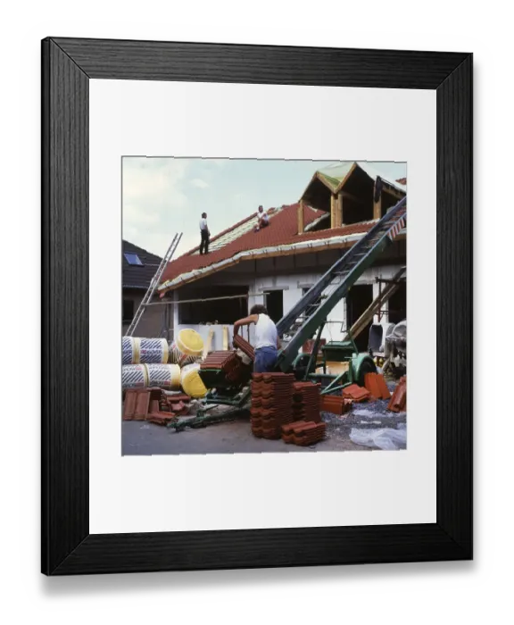 Framed Print : Craftsmen, here on 11.8.1992 in Iserlohn covering the roof and other finishing stages of the shell