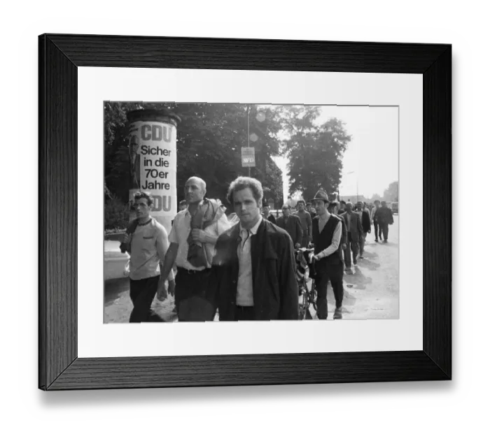 Framed Print : The spontaneous strike, here on 10 Framed Print : The spontaneous strike, here on 10