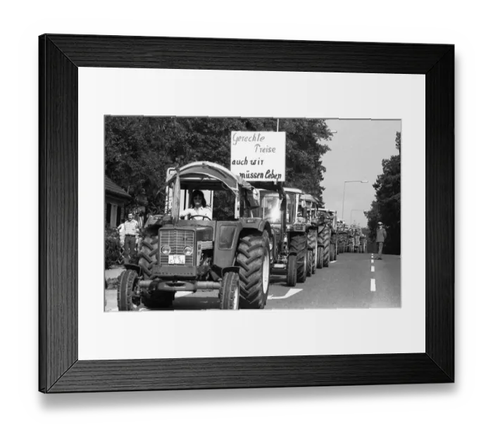 Framed Print : Farmers marched with their tractors to a protest in Aachen on 17 Framed Print : Farmers marched with their tractors to a protest in Aachen on 17
