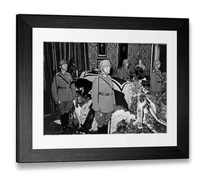 Framed Print : Guard of honour with soldiers at the coffin of Paul von Hindenburg Framed Print : Guard of honour with soldiers at the coffin of Paul von Hindenburg