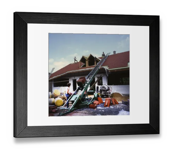 Framed Print : Craftsmen, here on 11.8.1992 in Iserlohn covering the roof and other finishing stages of the shell