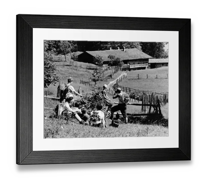 Framed Print : Bergwandderer beim farmer am Berg unterm Petersberg Framed Print : Bergwandderer beim farmer am Berg unterm Petersberg
